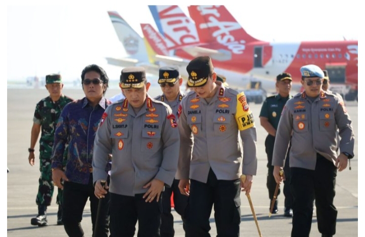 Kapolres Bandara Ngurah Rai Dampingi Kapolda Bali Sambut Kedatangan Kapolri