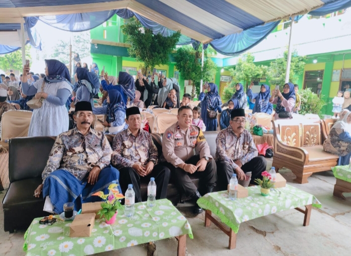 Bhabinkamtibmas Desa Pangulah Selatan Hadiri Pelepasan Siswa MI Al Wasthiyah