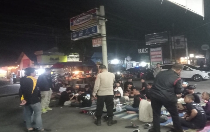 Bawas Polsek Kotabaru Pimpin Patroli Sore di Permukaan Warga Cegah Terjadinya Gangguan Kamtibmas