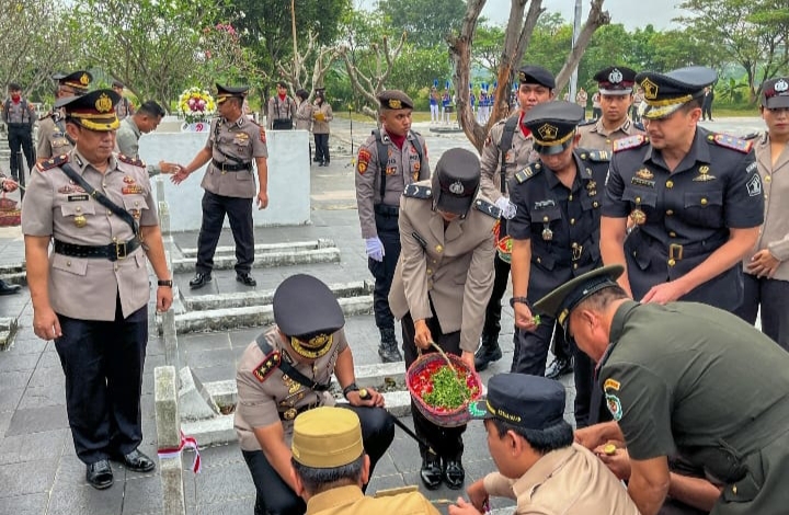 Kapolsek Klari Bertindak Sebagai Perwira Ziarah dan Penanggung Jawab Apel Hari Bhayangkara Ke-79