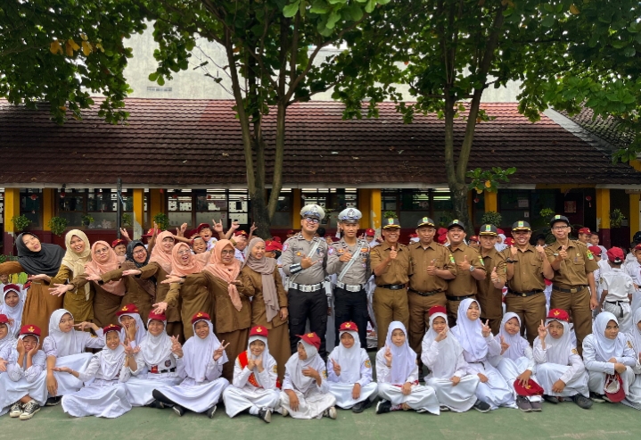 Satlantas Polres Karawang Gelar Police Goes to School Kepada Siswa-Siswi Sekolah Dasar