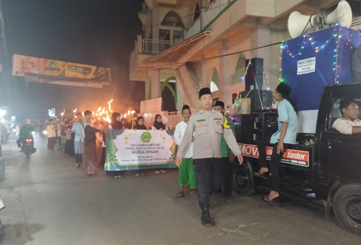 Bhabinkamtibmas Desa Pucung Amankan Kegiatan Pawai Obor Tahun Baru Islam