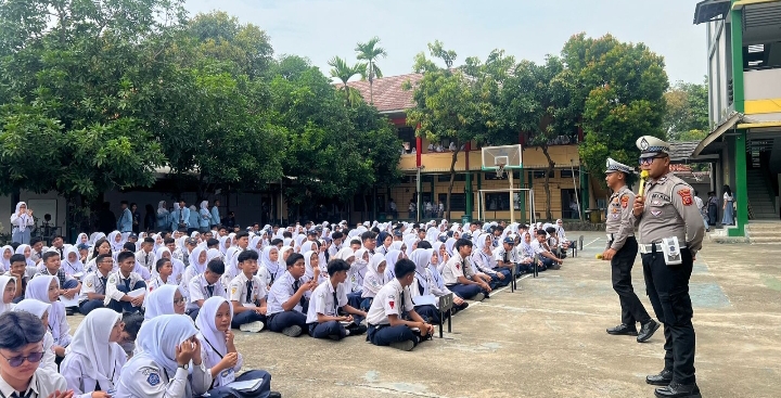 Satlantas Polres Karawang Sosialisasi Ops Patuh Lodaya, saat Gelar Police Goes to School MPLS