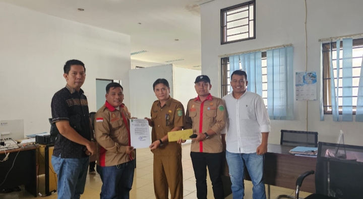 Pengurus KSB PC.FSPTN Kabupaten Siak Sah Terima Bukti Laporan Pencatatan Dari Dinas Kadistransnaker Siak