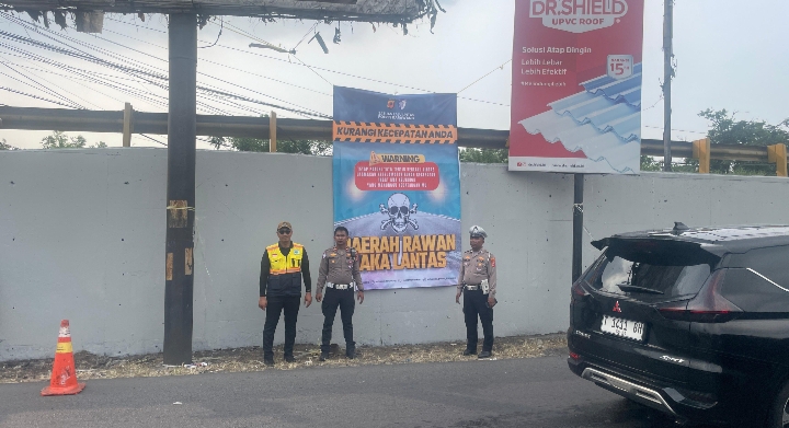 Satlantas Polres Karawang Beri Pesan Informatif, Pasang Spanduk Imbauan Jalur Rawan Laka Lantas