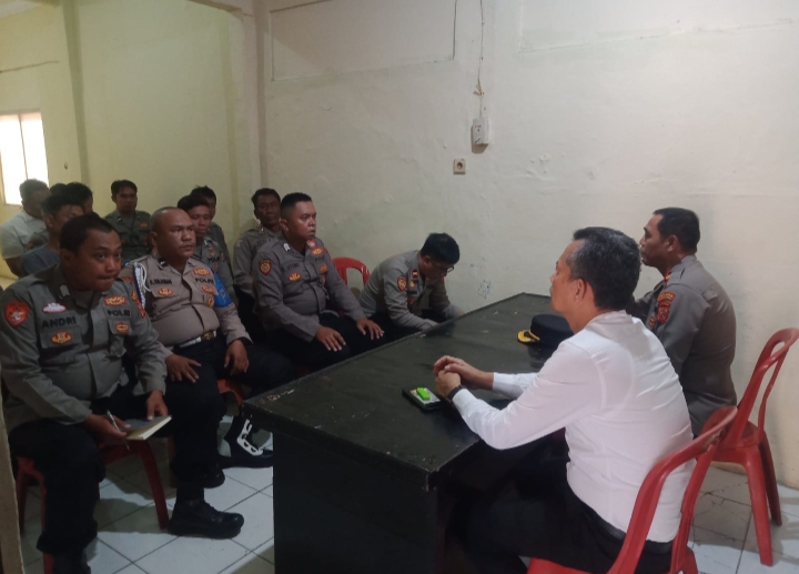 Dalam Giat Anev, Kapolsek Menekankan Agar Seluruh Anggota Selalu Humanis dan Tidak Arogan dalam Menjalankan Tugas