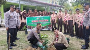 Kapolsek Tualang Pimpin Green Policing di MAN Insan Cendikia, Ajak Siswa Tanam Pohon Buah Oplus_16908288