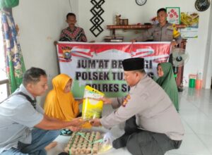 Kehangatan Jumat Berkah, Polsek Tualang Bantu Lansia Sakit Jantung di Maredan Barat Oplus_16908288