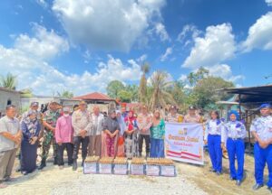 Polsek Kandis Salurkan Bantuan Sembako untuk Korban Kebakaran di Kelurahan Telaga Sam Sam Oplus_16908288
