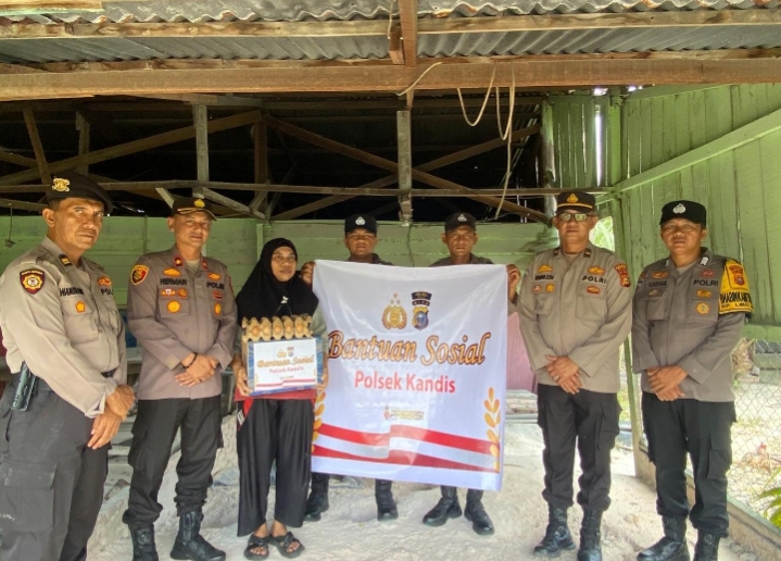 Polsek Kandis Salurkan Bantuan Sosial untuk Warga Penerima Program Bedah Rumah