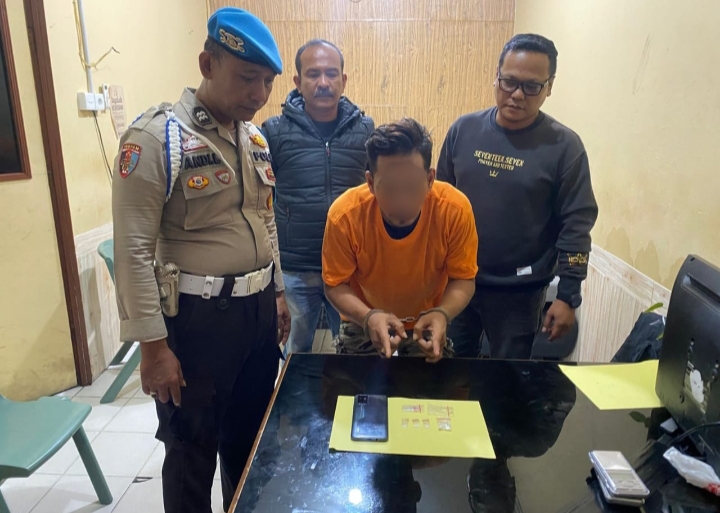 Tidur di Kamar, Pria di Tualang Digerebek Polisi, Kedapatan Simpan Sabu 2,45 Gram