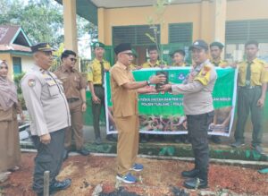 Polsek Tualang Gelar Green Policing di SMK Yamatu, Ajak Siswa Peduli Lingkungan Oplus_16908288
