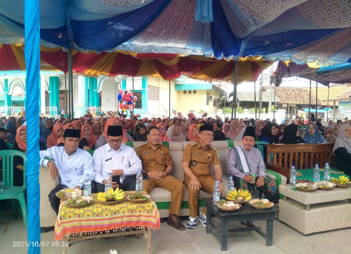 Peringatan Maulid Nabi Muhammad SAW di Halaman Desa Karyasari