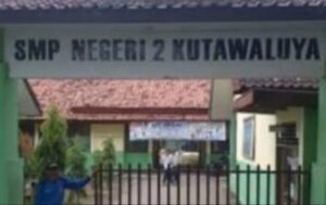 SMPN 2 Kutawaluya Diduga Anggaran Perawatan Sekolah melalui Dana Bos tidak di Kerjakan Oplus_16908288