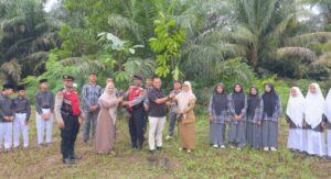 Polres Siak Dukung Program Kapolda Riau, Kasat Samapta Tanam Pohon di Ponpes Nur Hidayah Dayun Oplus_16908288