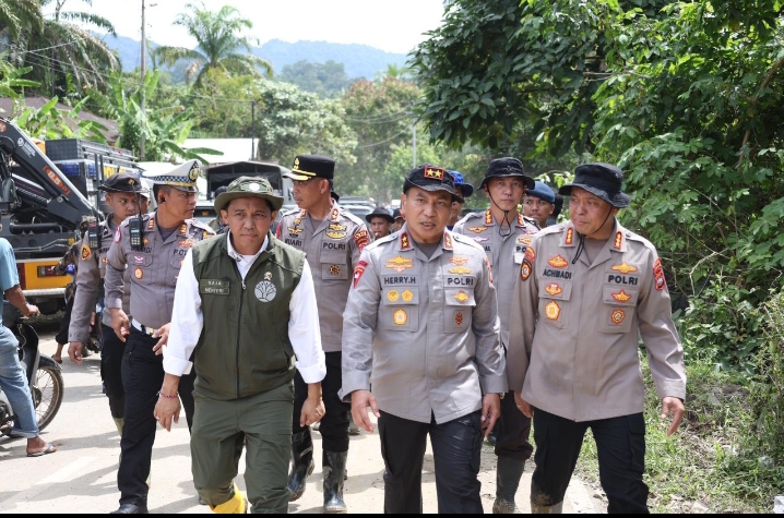 Menteri Kehutanan dan Kapolda Riau Terjun Langsung ke Lokasi Bencana di Agam, Percepatan Evakuasi dan Bantuan Terus Dikerahkan