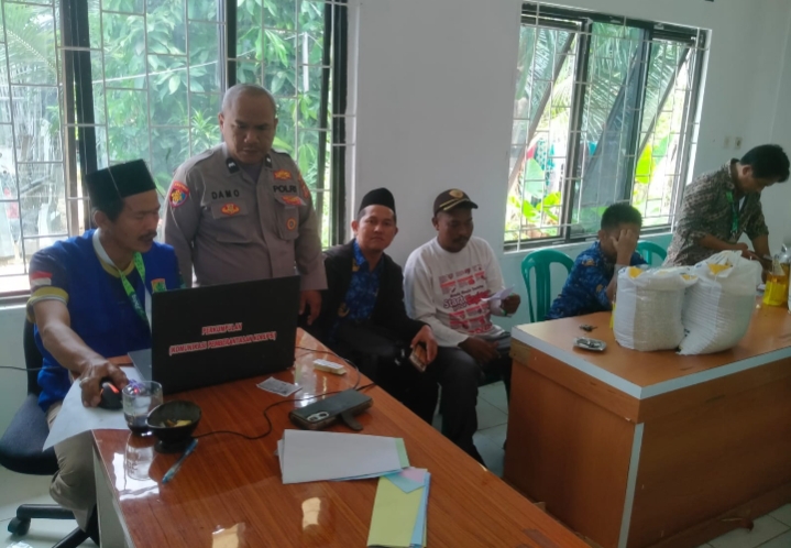 Bhabinkamtibmas Polsek Rengasdengklok Lakukan Monitoring dan Pengamanan Distribusi Bantuan Beras untuk 499 KPM