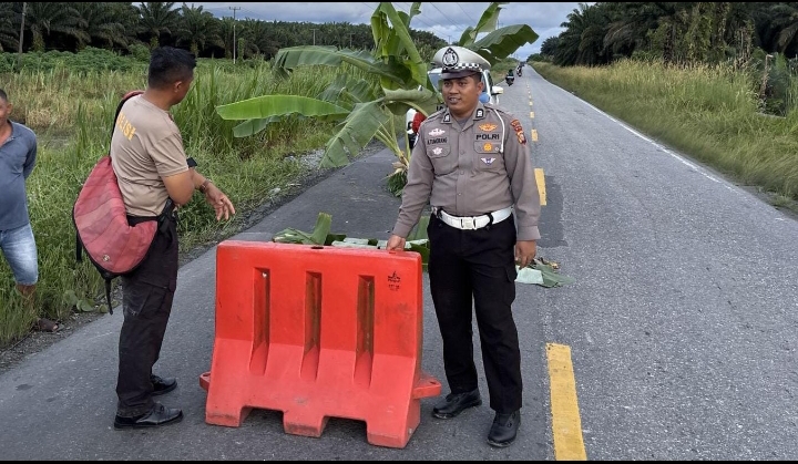 Cegah Laka di Jalan Rusak, Satlantas Polres Siak Pasang Water Barrier di Lintas Dayun–Perawang