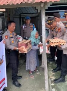 Wujud Kepedulian Polri, Polsek Kandis Bantu Lansia Terdampak Longsor Akibat Hujan Berkepanjangan Oplus_16908288