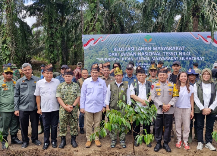 Disaksikan Menhut, Gubernur, Kapolda, Pangdam XIX, dan Kajati Riau, Penumbangan Sawit Awali Pemulihan Tesso Nilo
