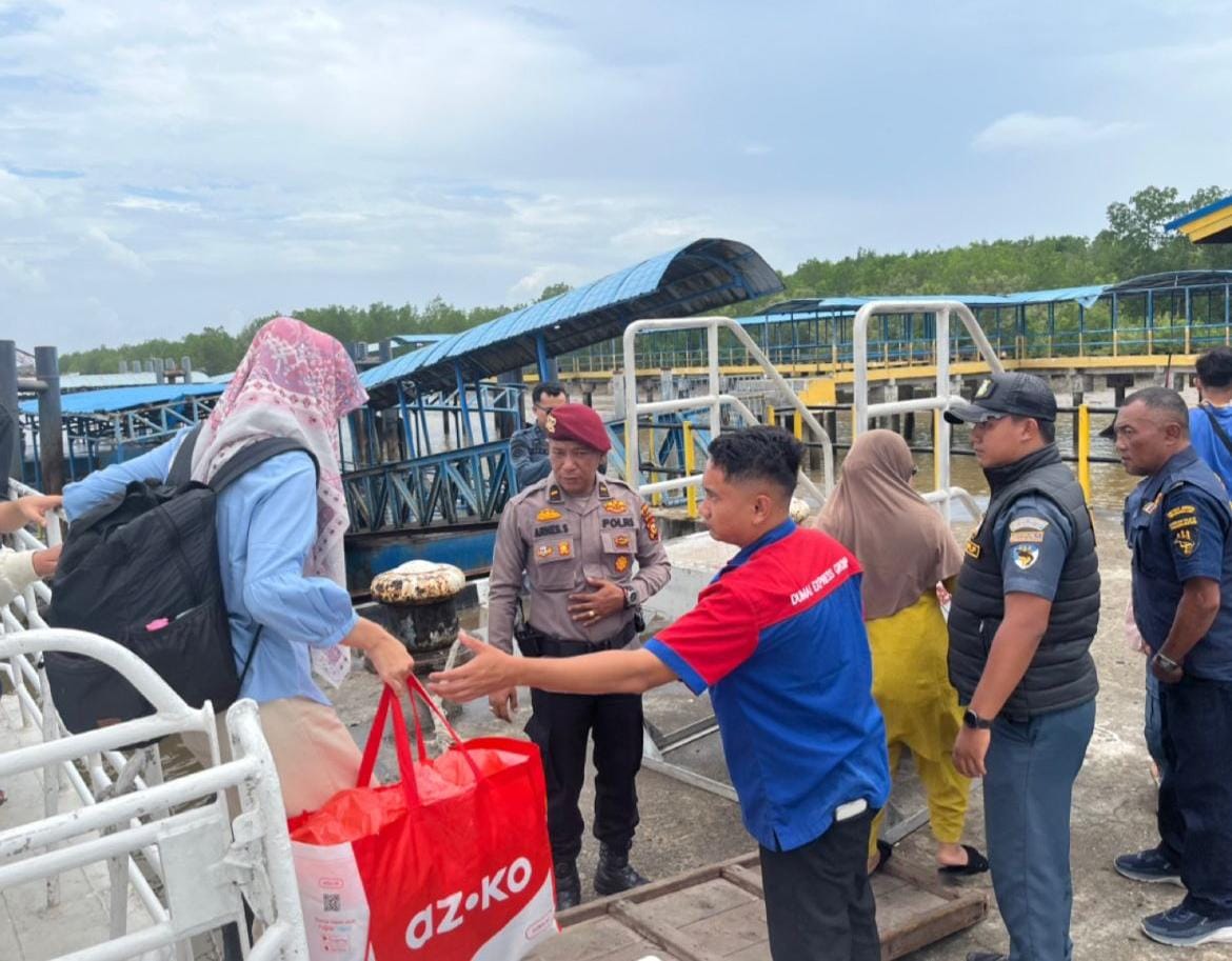 Ribuan Penumpang Padati Pelabuhan Tanjung Buton, Polres Siak Hadir Pastikan Perjalanan Aman Selama Ops Ketupat 2026