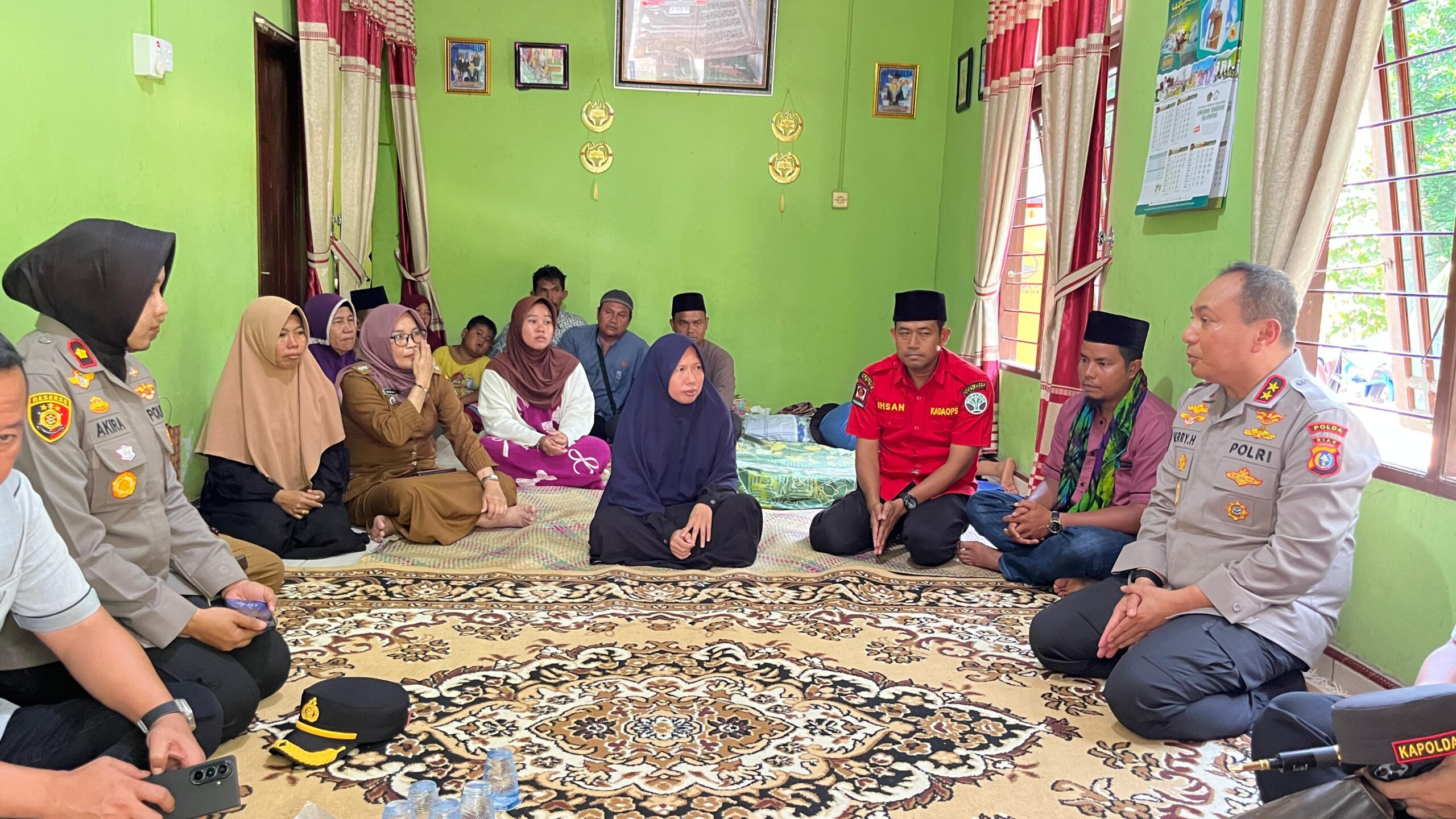 Kapolda Riau Melayat dan Serahkan Santunan, Almarhum Muharmizan Dikenang sebagai Pahlawan Lingkungan