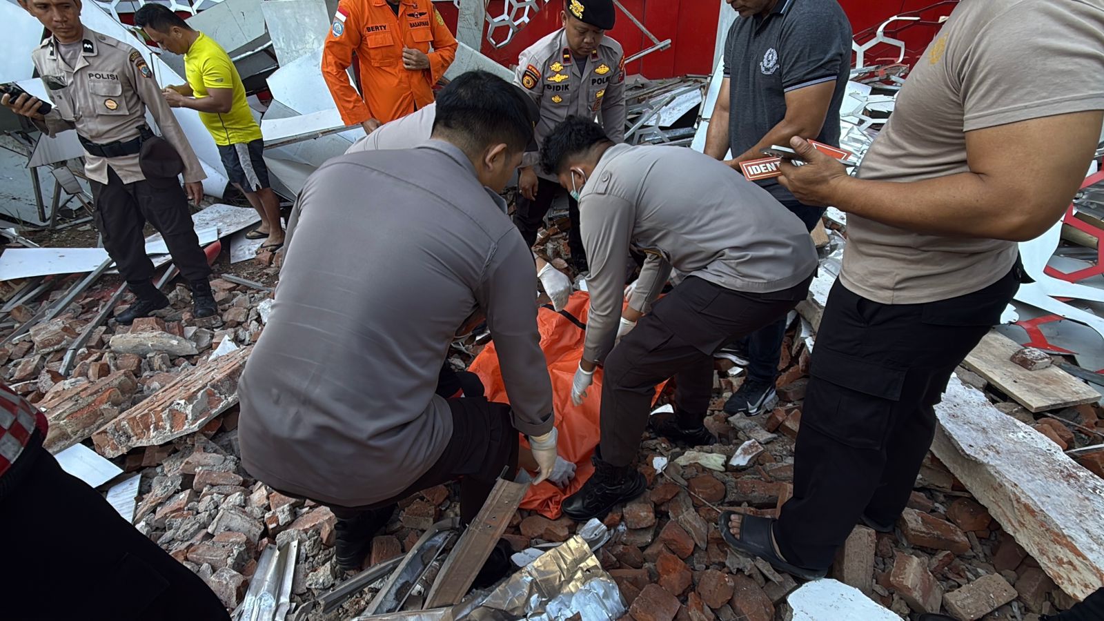 Pasca-Gempa Maluku Utara, Wakapolda Sulut Pimpin Langsung Peninjauan Infrastruktur dan Mitigasi di GOR KONI Sario