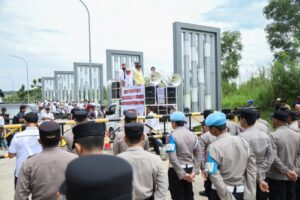 apolres Karawang Pastikan Pengamanan Humanis, Aksi Unjuk Rasa APDESI Berakhir Damai IMG-20260406-WA0074