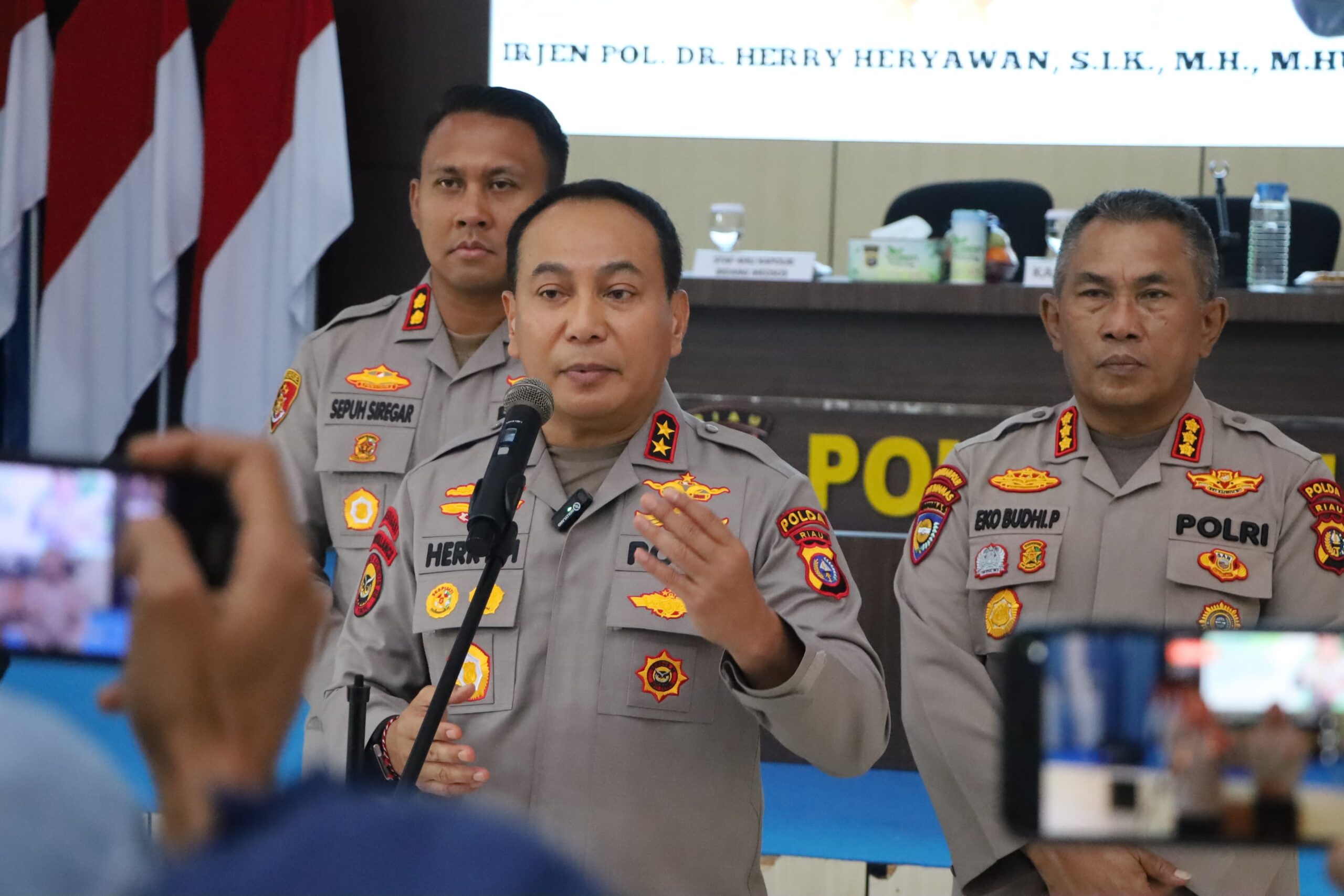 Kapolda Riau Tekankan ‘Sense of Crisis’ dan Strategi Adaptif Kepada Seluruh Personil dalam Kunjungan Kerja di Polres Siak