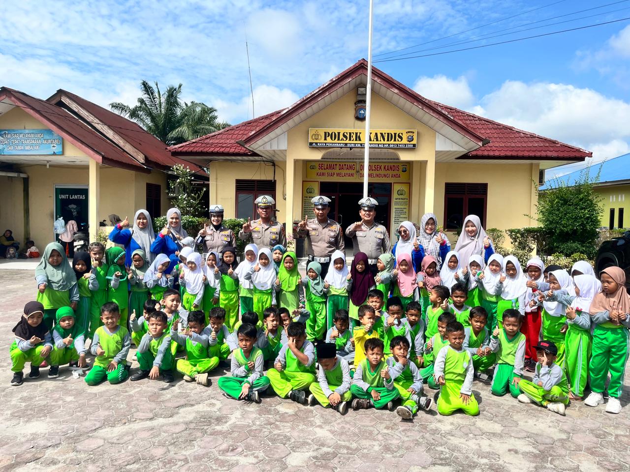 POLISI SAHABAT ANAK: POLSEK KANDIS TANAMKAN TERTIB LALU LINTAS SEJAK DINI