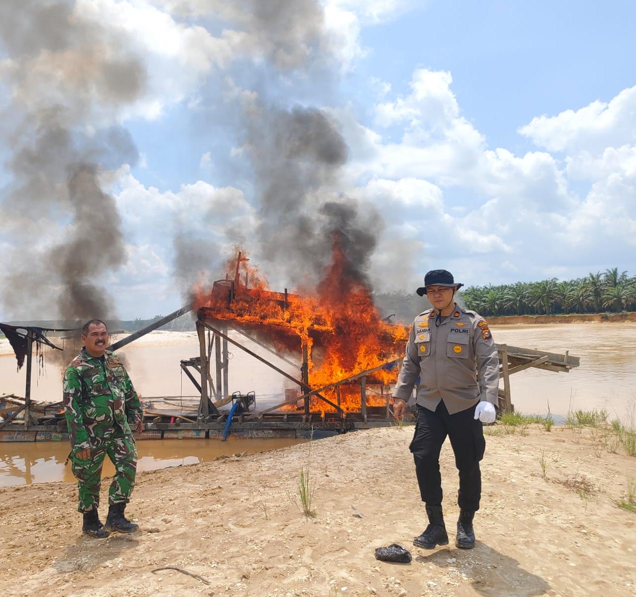 Kolaborasi Polisi dan TNI Respon Laporan Warga soal PETI, 12 Rakit Dimusnahkan
