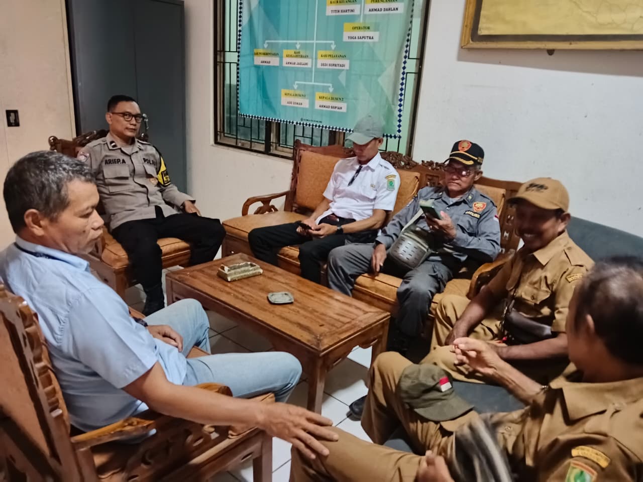 Bhabinkamtibmas Polsek Tegalwaru Giat Sambang Humanis dan Dialogis di Kantor Desa Cintawargi Imbau Waspada