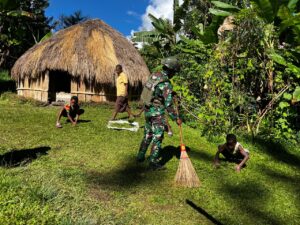 Kampung Bersih Papuaku Indah, Satgas Yonif 521/DY Karya Bakti Membersihkan Rumah Tokoh Masyarakat di Distrik Kelila IMG-20260508-WA0047