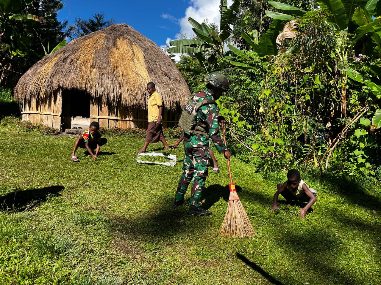 Kampung Bersih Papuaku Indah, Satgas Yonif 521/DY Karya Bakti Membersihkan Rumah Tokoh Masyarakat di Distrik Kelila