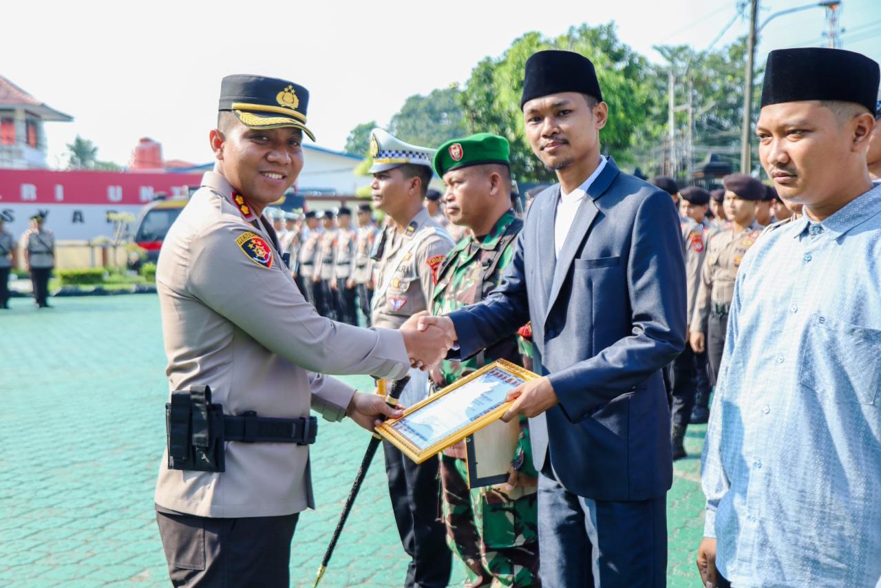 Kapolres Karawang Gelar Sertijab dan Berikan Penghargaan bagi Personel Berprestasi