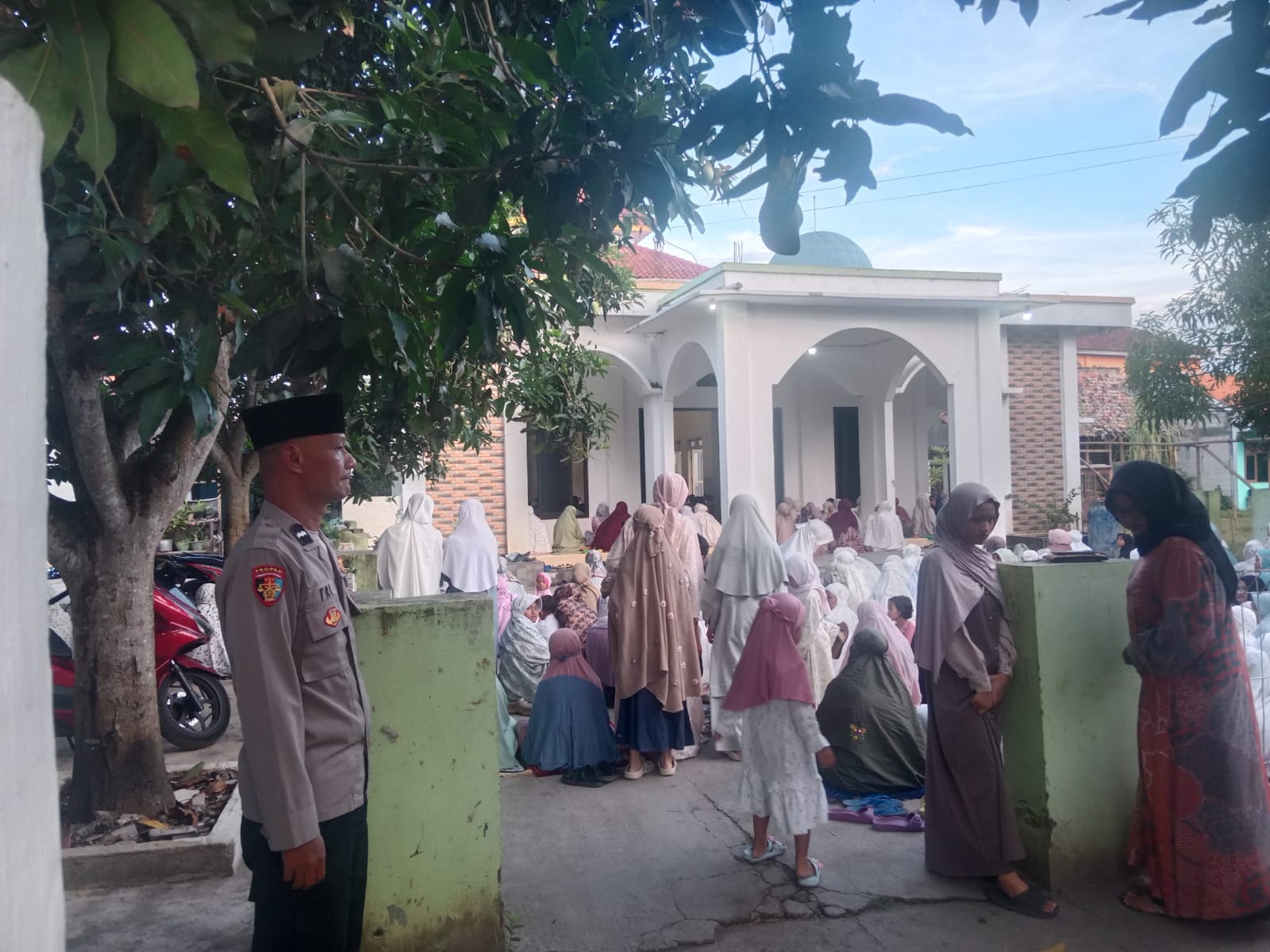 Anggota Polsek Pedes Laksanakan Pengamanan Dan Sholat Idul Adha Bersama Masyarakat di Wilayah Kecamatan Pedes