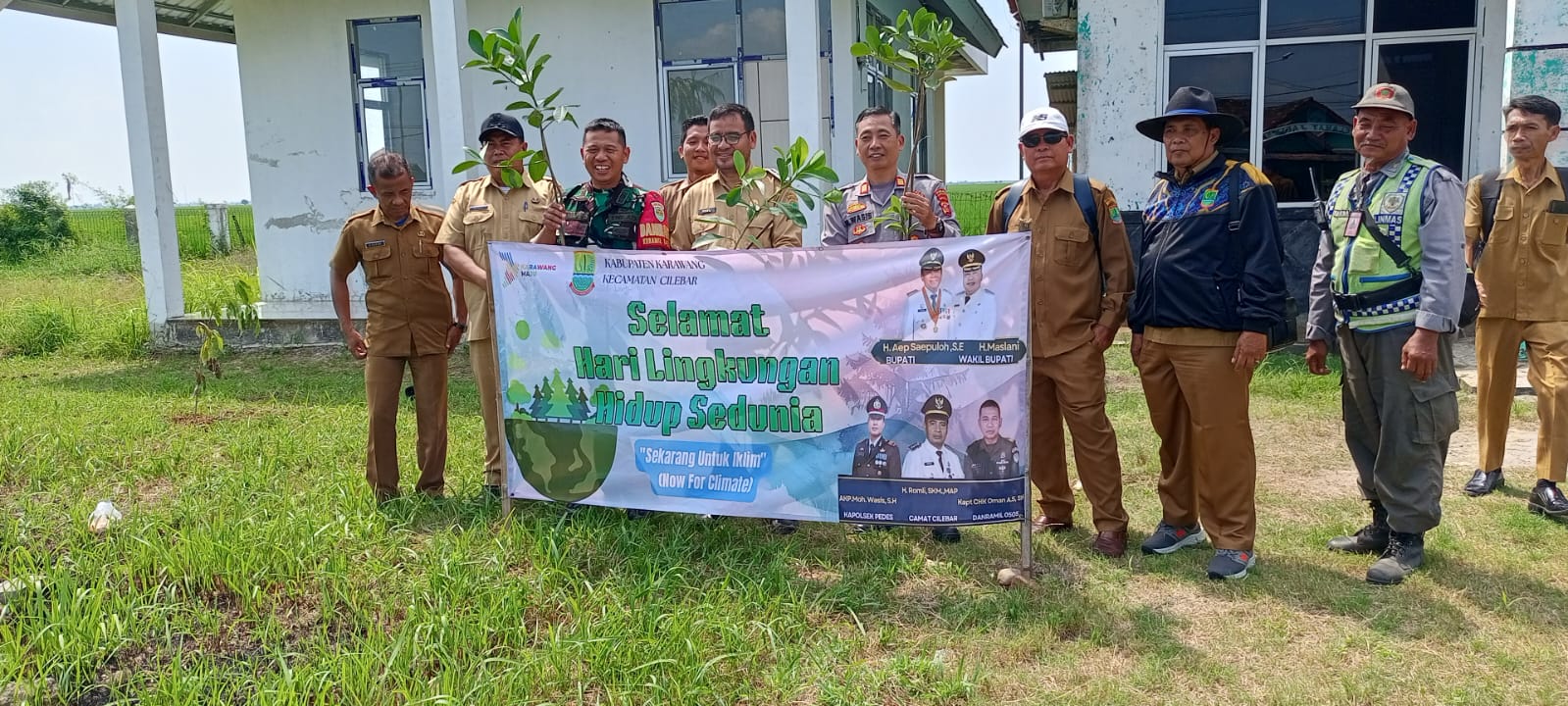 Kapolsek Pedes Ikuti Giat Penanaman Pohon Bersama Muspika Kecamatan Cilebar dalam Rangka Hari Lingkungan Hidup Sedunia
