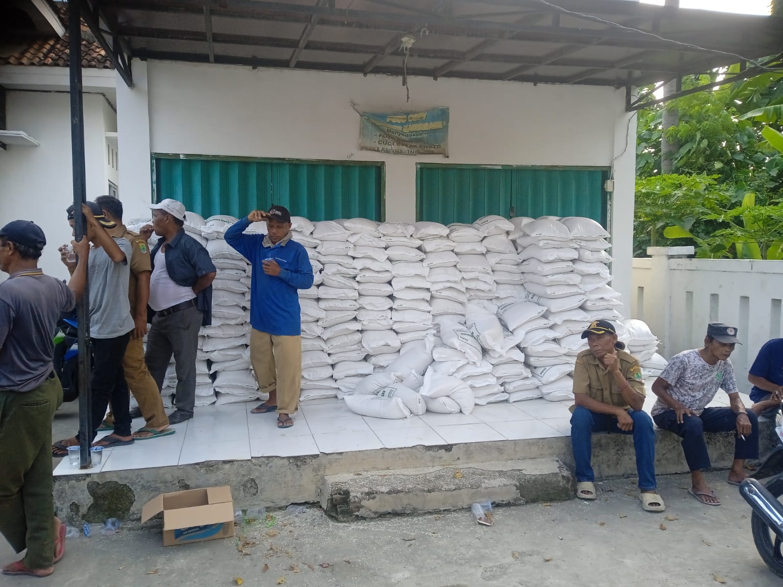 Program BAPANAS, 1500 KPM Desa Karyasari Menerima Bantuan Beras 20 kilogram dan Minyak Goreng 4 Liter