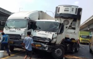 Truk Trailer Oleng Tabrak Dua Truk Lain di Tol Jakarta-Cikampek KM 46 Karawang IMG-20260704-WA0014(1)