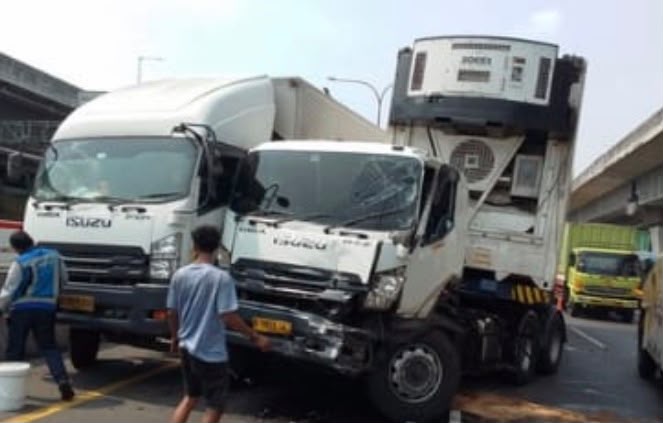 Truk Trailer Oleng Tabrak Dua Truk Lain di Tol Jakarta-Cikampek KM 46 Karawang