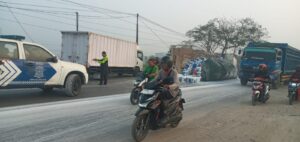 Kecelakaan Tunggal di Karawang Barat, Truk Trailer Terguling Akibat Jalan Bergelombang IMG-20260707-WA0098