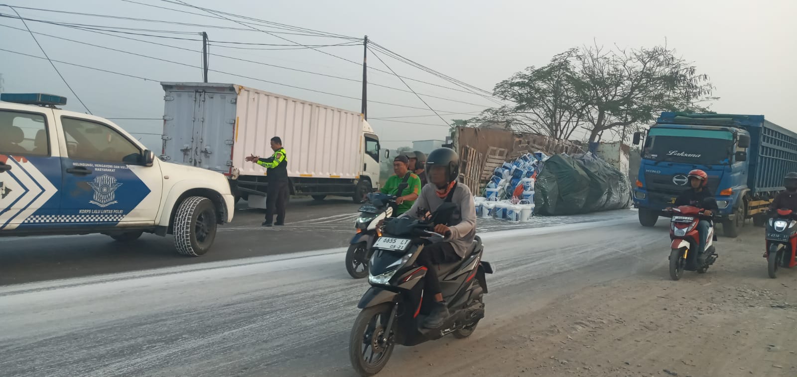 Kecelakaan Tunggal di Karawang Barat, Truk Trailer Terguling Akibat Jalan Bergelombang