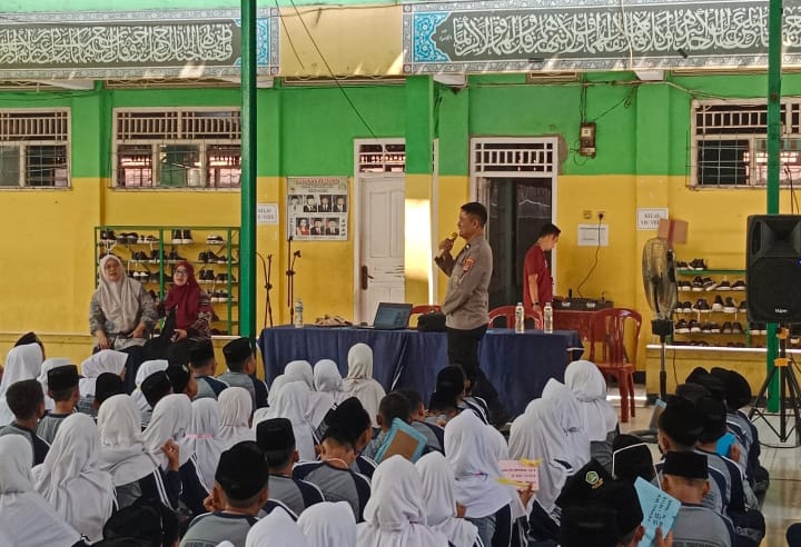 Personel Polsek Klari Menjadi Pemateri MPLS di MTs Al Iannah, Sosialisasikan Pencegahan Pelecehan Seksual, Bullying, dan Anti Kekerasan 