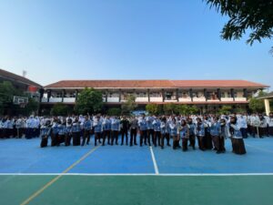 Polantas Menyapa, Sampaikan Materi MPLS saat Laksanakan Police Goes to School di SMAN 2 Karawang IMG-20260717-WA0107