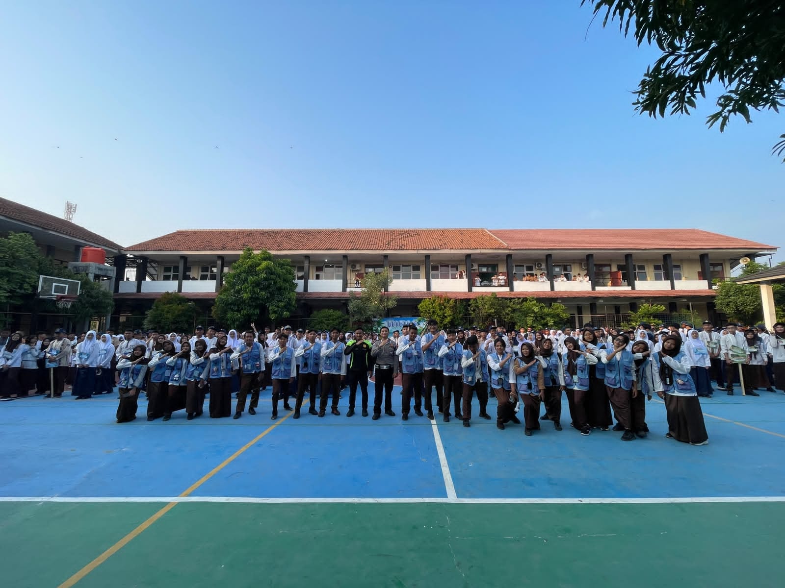 Polantas Menyapa, Sampaikan Materi MPLS saat Laksanakan Police Goes to School di SMAN 2 Karawang