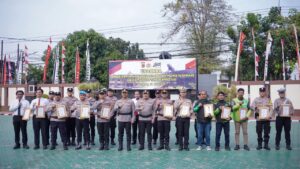 Kapolres Karawang Beri Penghargaan kepada Personel Berprestasi dan Tiga Driver Gojek, Wujud Apresiasi untuk Pengabdian dan Prestasi IMG-20260721-WA0017