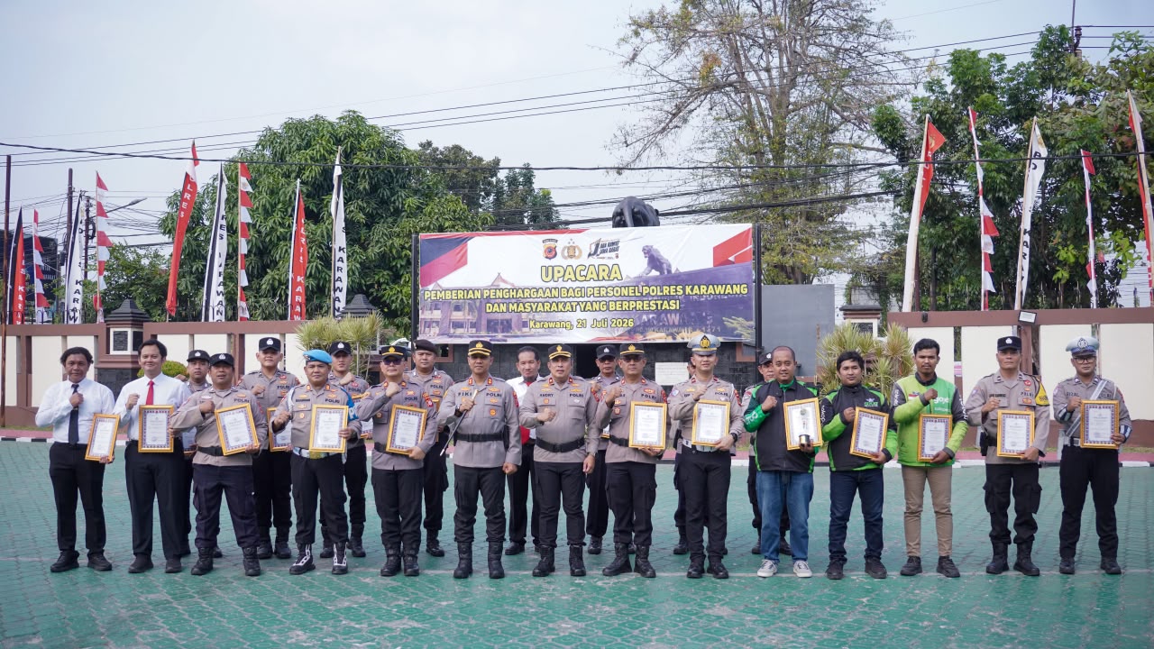 Kapolres Karawang Beri Penghargaan kepada Personel Berprestasi dan Tiga Driver Gojek, Wujud Apresiasi untuk Pengabdian dan Prestasi