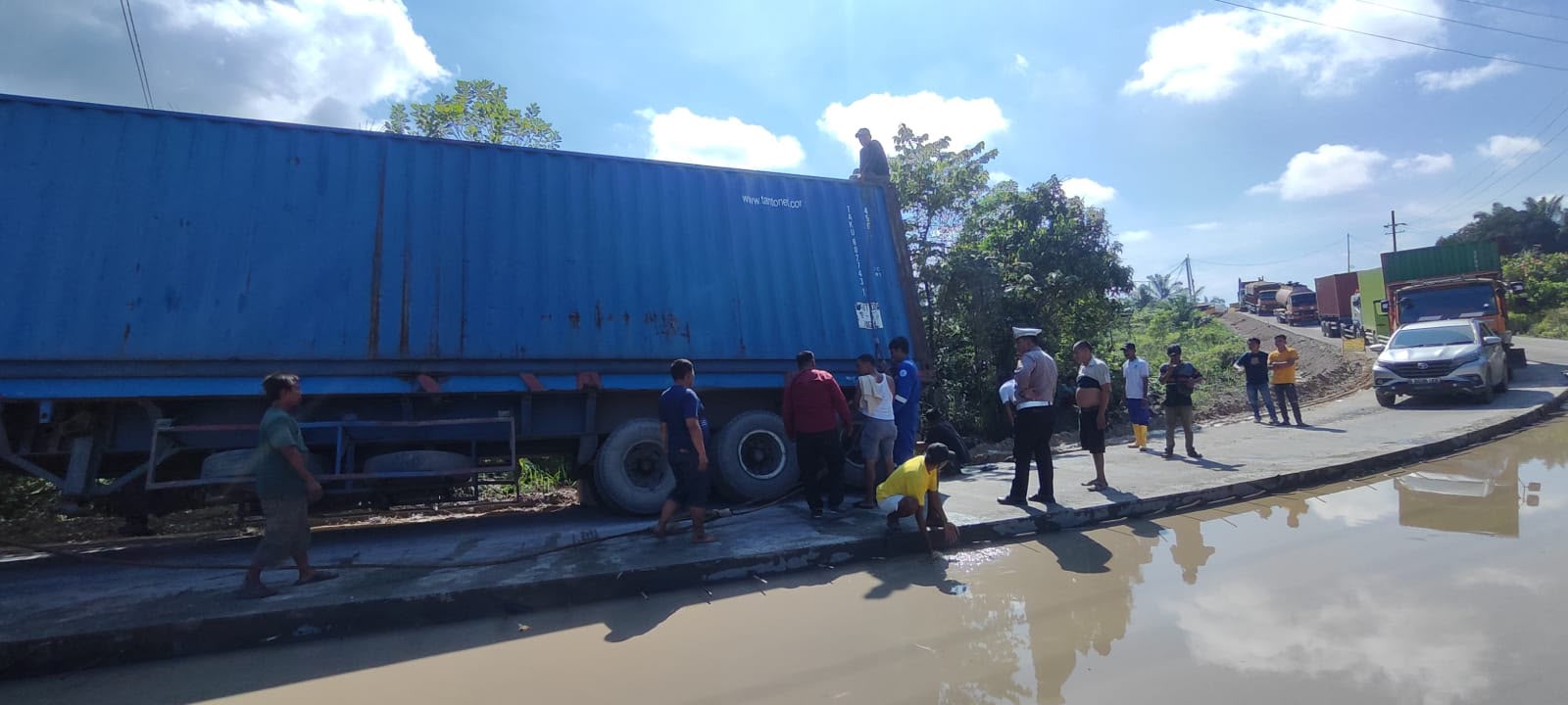 Gerak Cepat Satlantas Polres Siak Evakuasi Truk Rusak, Urai Kemacetan Panjang Lintas Minas-Perawang