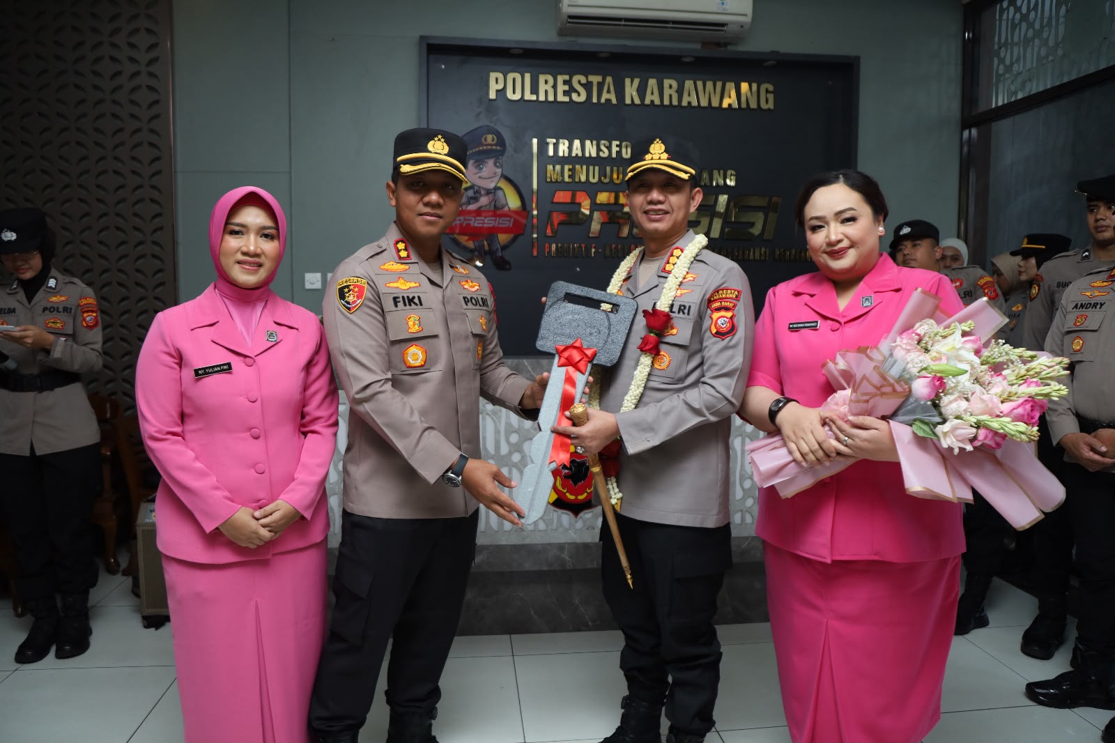 Mengakhiri Masa Tugas dengan Penghormatan, AKBP Fiki N. Ardiansyah Dilepas dalam Upacara Farewell Parade oleh Kapolresta Karawang Kombes Pol Mario Prahatinto