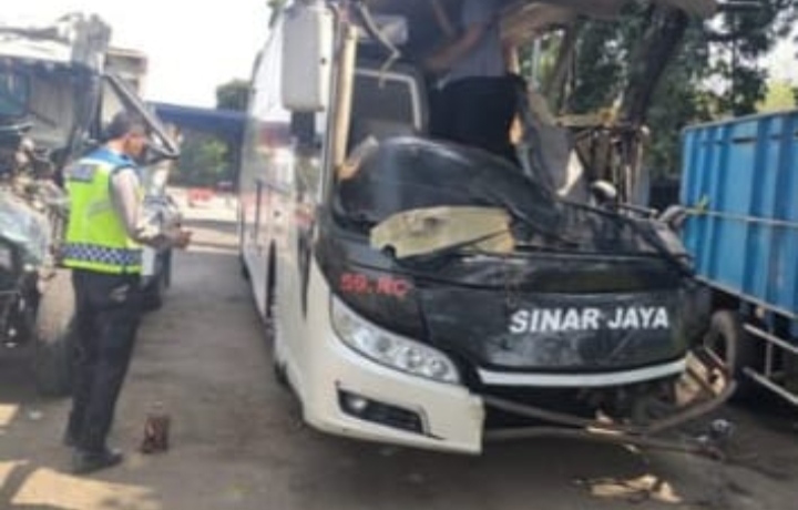 Kecelakaan Beruntun di Tol Jakarta-Cikampek Km 66, Bus Sinarjaya Tabrak Truk Hino, 9 Orang Terluka